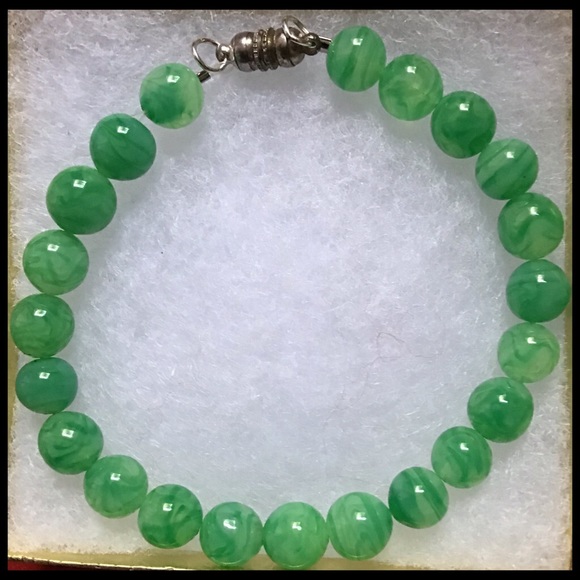 Handcrafted 7" Green Glass Bead Bracelet with Magnetic Clasp - Picture 1 of 7